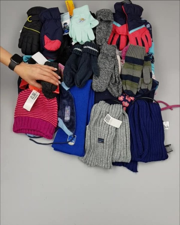 Фотография  383 - Шапки, шарфы, перчатки детские СТОК#3 кг, ЛОТ №2452 оптом в Салехарде и Ямало-Ненецком АО