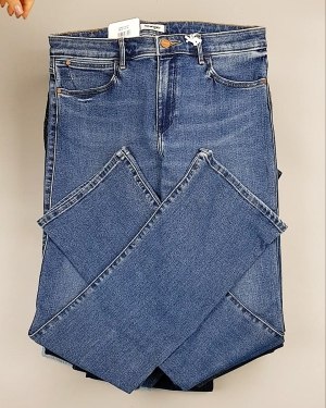 Фотография  955 - Джинсы WRANGLER м/ж#8,1 кг, ЛОТ №7011 оптом в Салехарде и Ямало-Ненецком АО
