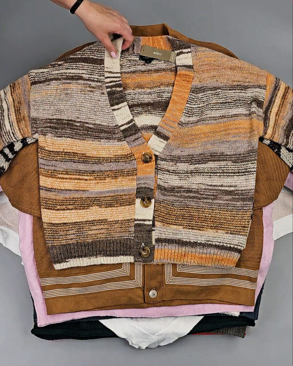 Фотография  945 - Джемпера СТОК CAN#10 кг, ЛОТ СТ-9915 оптом в Салехарде и Ямало-Ненецком АО